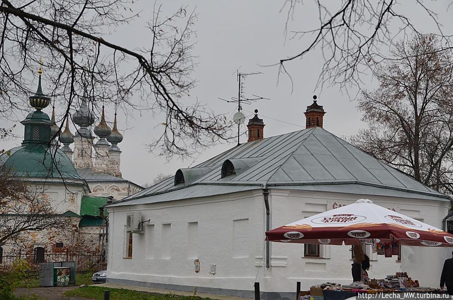 Около Торговой площади. На заднем плане купола Никольской( она же Пятницкая) и Входо-Иерусалимской года церквей Суздаль, Россия
