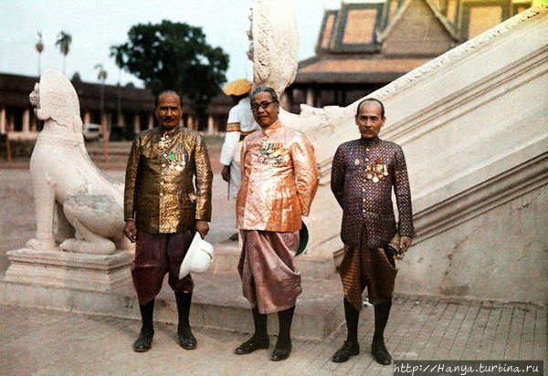 Чиновники Камбоджи в период французского протектората. Фото из интернета Пномпень, Камбоджа
