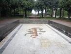 Бассейн на верхней террасе Пискарёвского мемориала. На мраморном дне мозаичное изображение горящего факела.