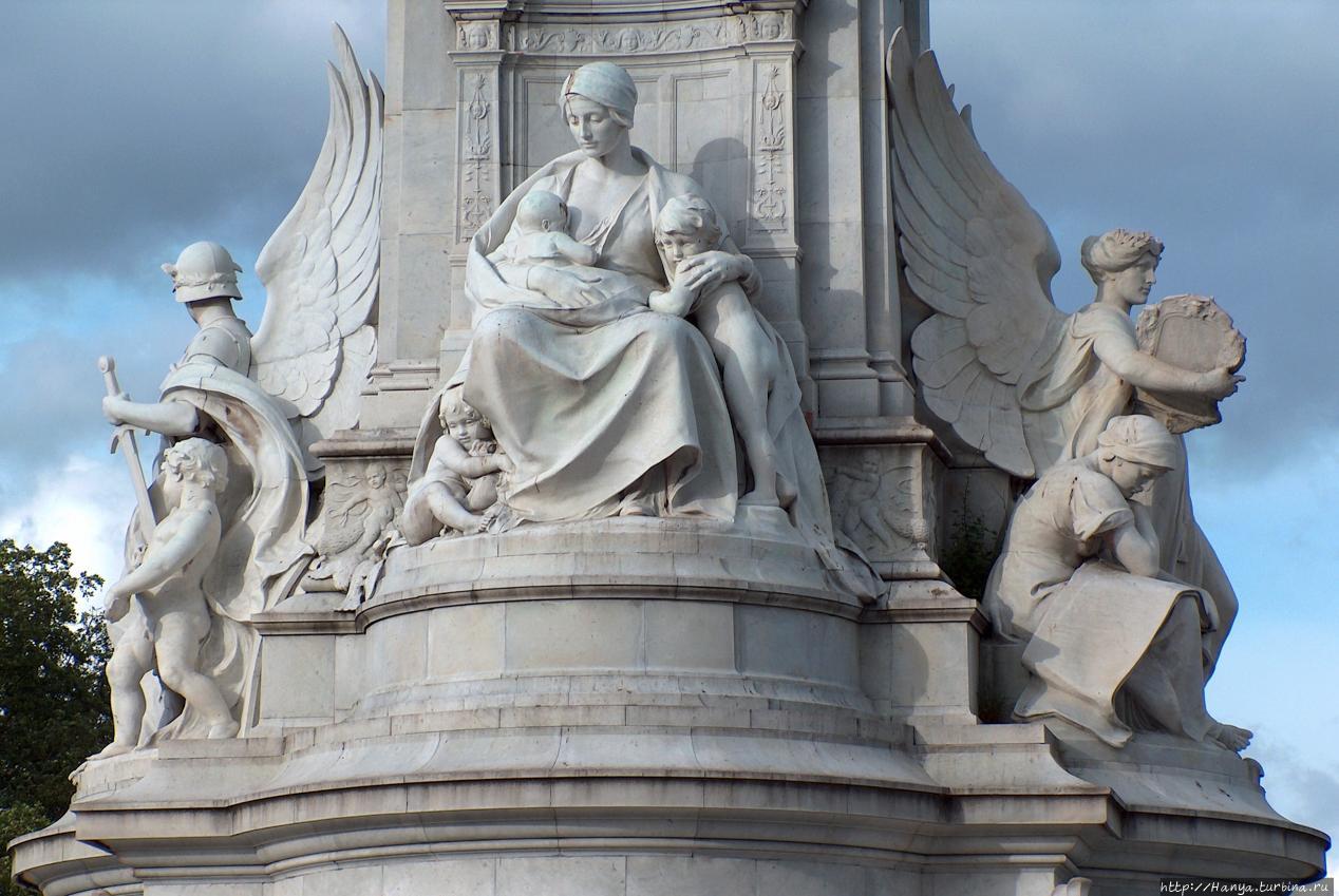 Памятник Королеве Виктории перед Букингемским Дворцом в Лондоне. Фото из интернета Лондон, Великобритания