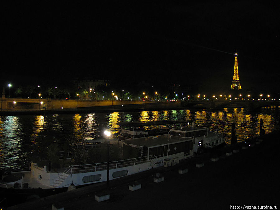 Набережная Сены с видом на Эйфелеву башню Париж, Франция