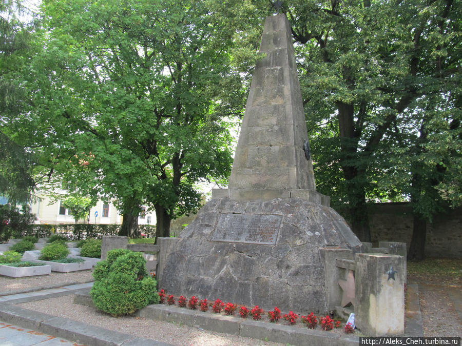 Памятник погибшим советским воинам на небольшом кладбище около костёла Капуцинов Кросно, Польша