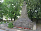 Памятник погибшим советским воинам на небольшом кладбище около костёла Капуцинов