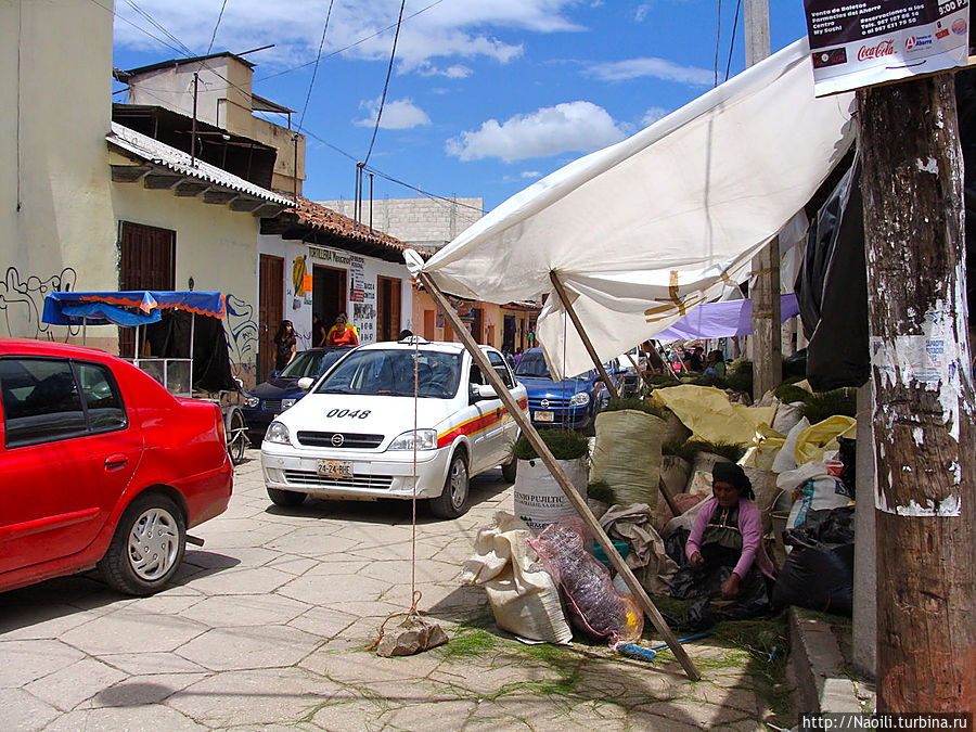 Торговая улица, продают иголки сосны, для различных поделок и все что дает окружающий лес. Сан-Кристобаль-де-Лас-Касас, Мексика