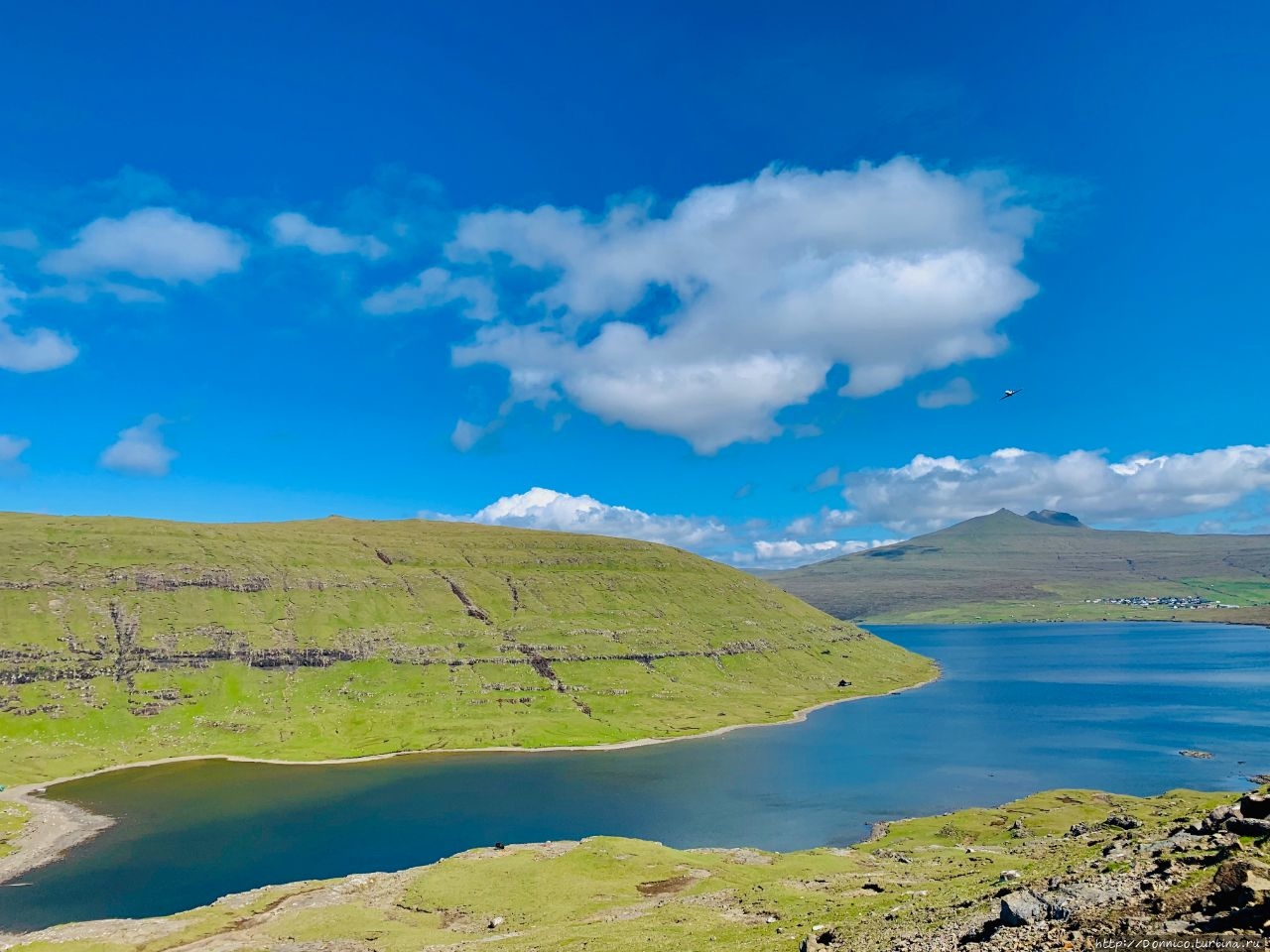 вон он самолет, пока еще вдалеке Озеро Сорвагсватн, Фареры