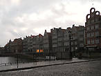 Стройные ряды Гданьских домиков на берегу Мотлавы.