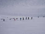 Туристы-лыжники, поднимающиеся на Юмъекорр