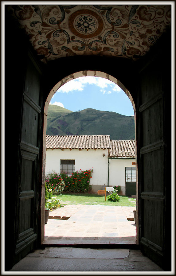 Вход в небольшой внутренний двор. Андауайлияс, Перу
