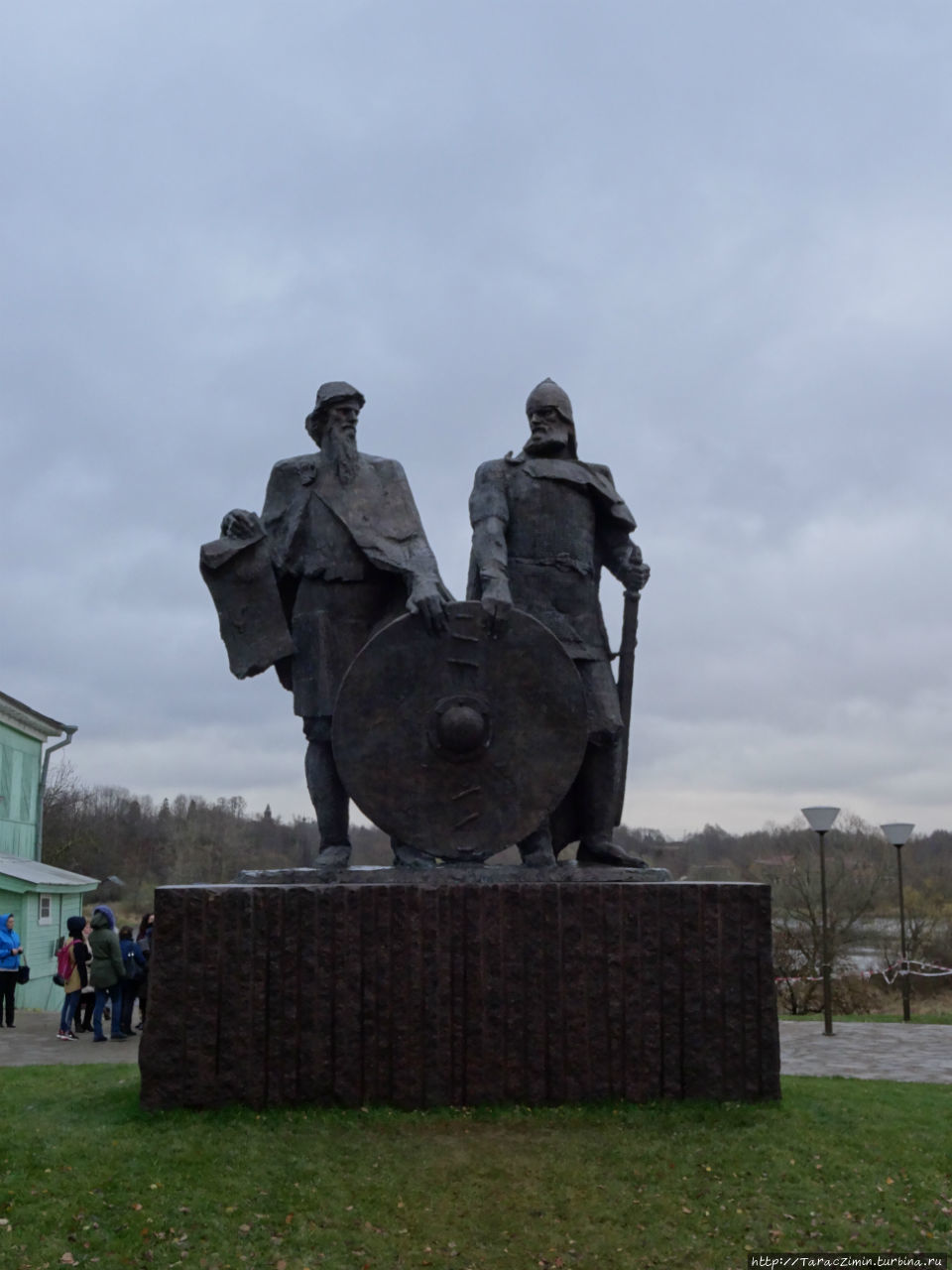 памятник рюрику и вещему олегу. памятник рюрику и вещему олегу. старая ладога памятник рюрику. памятник рюрику и олегу в старой ладоге. памятник рюрику и олегу в старой ладоге.