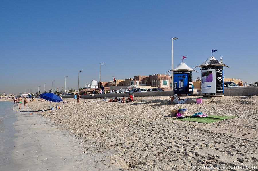 Пляж оборудован раздевалками. Дубай, ОАЭ