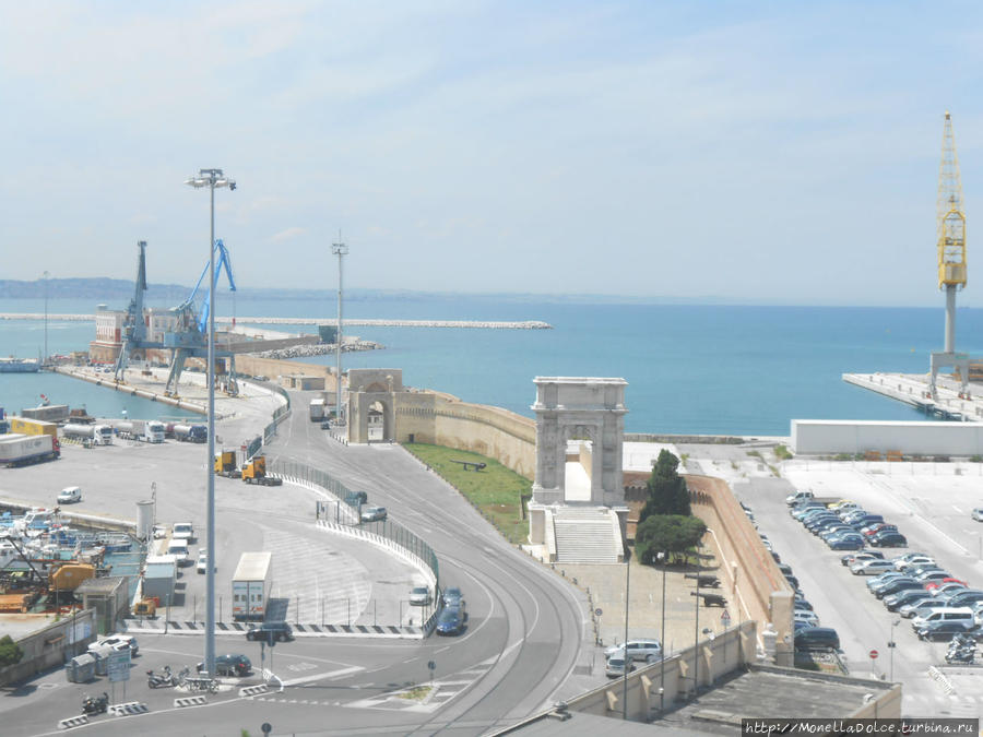 Анкона-панорама морского порта Анкона, Италия