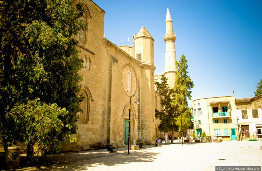 Вообще, прием турков брать католических храм и переделывать его в мечеть, не сильно заморачиваясь над тем, что он не перестает выглядеть, как католический храм с минаретом, удивляет. Никосия, Кипр