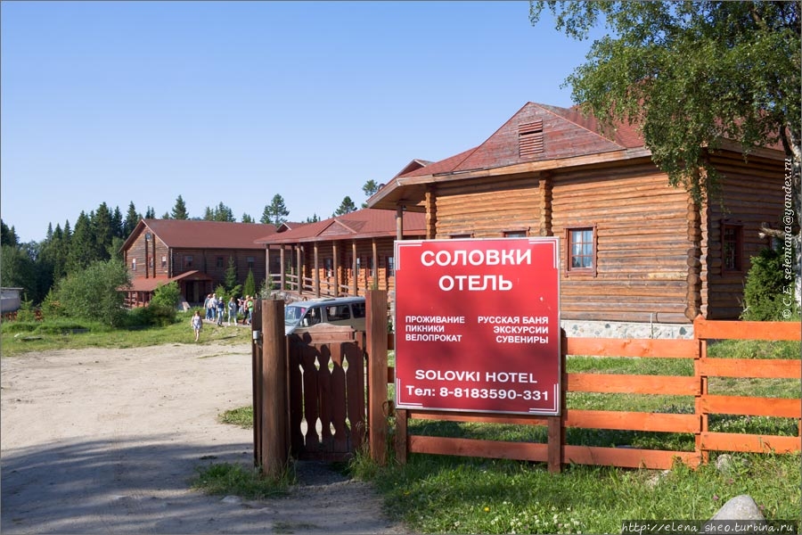 2. Вход на территорию отеля непритязателен, главная красота ожидает вас за поворотом. Справа боковой фасад административного здания, слева на заднем плане жилой корпус № 1.
