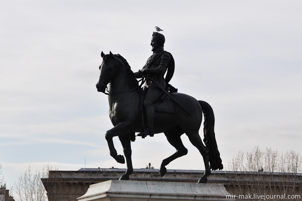 Памятник Генриху Четвертому, основателю французской королевской династии Бурбонов.