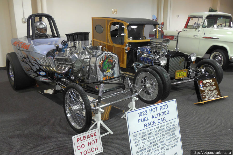Выставка ретро-автомобилей в городке Лафлин Штат Аризона, CША
