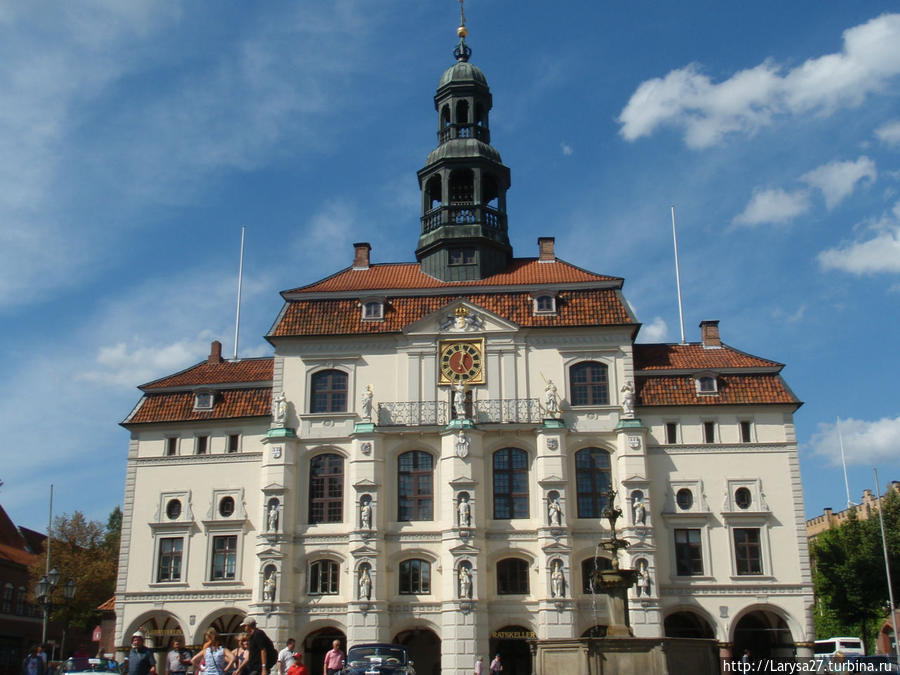 Ратуша на Марктплац впервые упоминается в 1230 г., в результате многочисленных перестроек приобрела этот роскошный фасад в начале 18 в. Люнебург, Германия