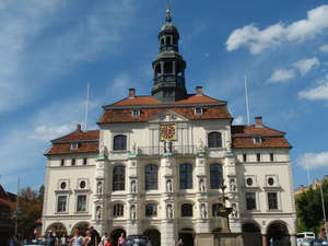 Ратуша на Марктплац впервые упоминается в 1230 г., в результате многочисленных перестроек приобрела этот роскошный фасад в начале 18 в.