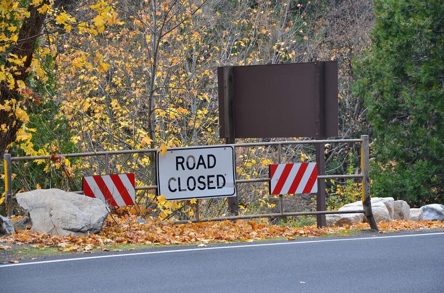Указатель Дорога закрыта. Но на нужной дороге все открыто Йосемити Национальный Парк, CША