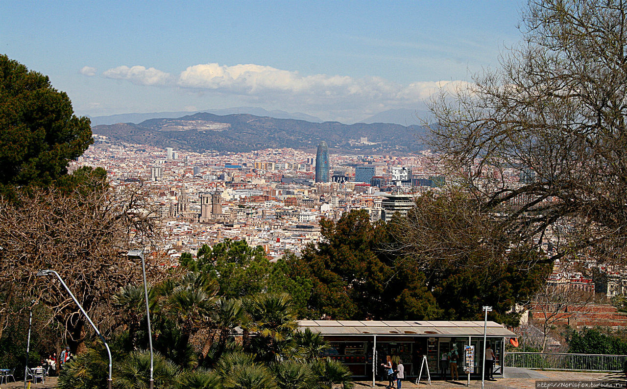 Виды на город еще не с самого верха Барселона, Испания