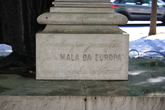 Памятник Мануэлю Пинейру Шагасу (Manuel Pinheiro Chagas), журналисту и драматургу. Посвящение газете Мала да Европа под рельефом.Из интернета
