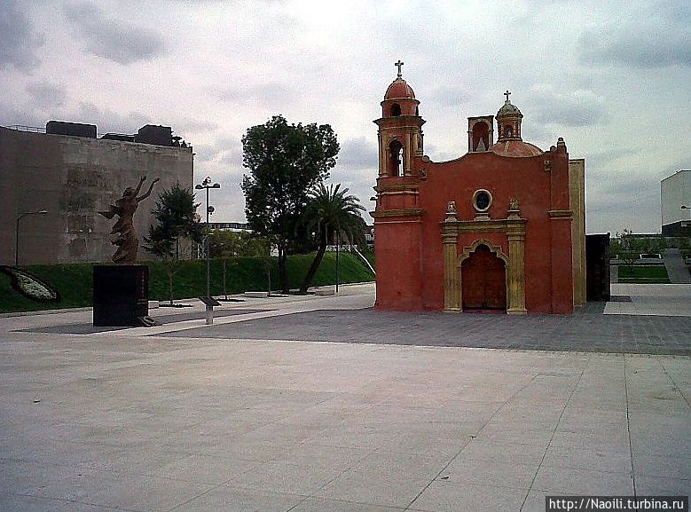 Идеально ровное каменное покрытие площади. Я как то не задумывалась о важности сфотографировать пол, поэтому фото взяла из интернет. Мехико, Мексика