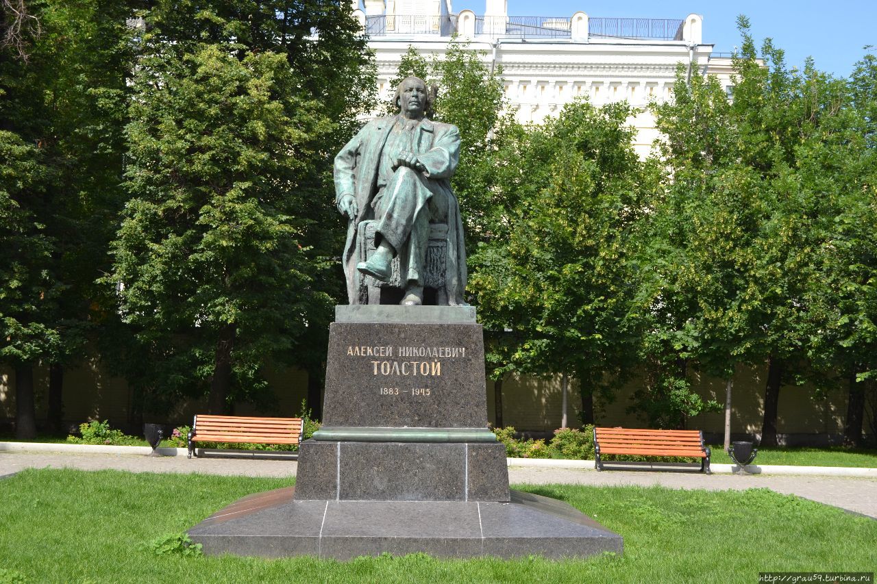 Памятник А.Н.Толстому Москва, Россия