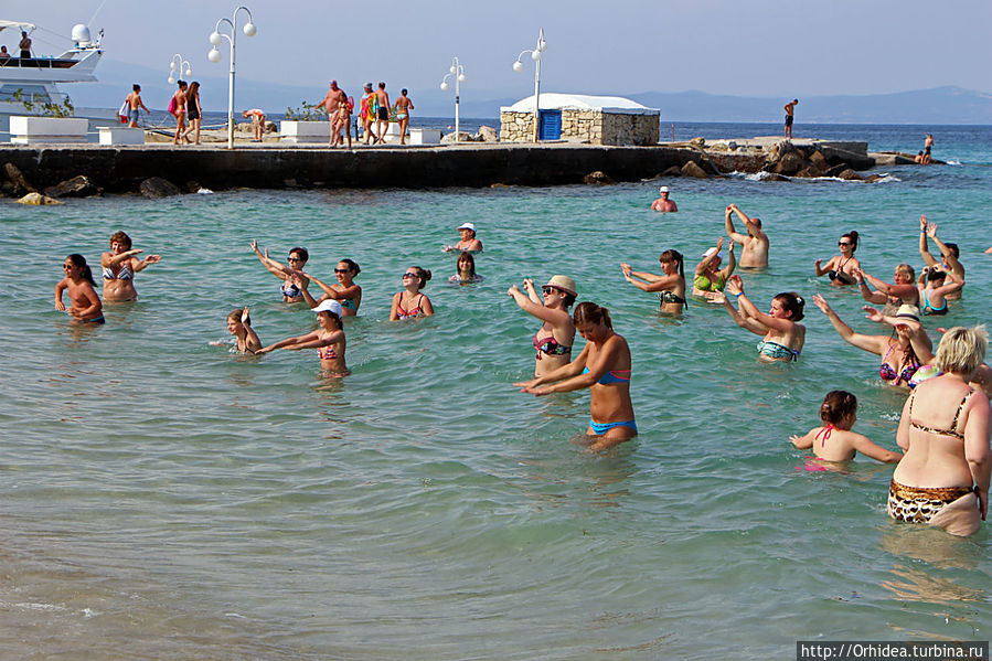 Девочек сегодня не унять, девочки хотят потанцевать Полуостров Халкидики, Греция