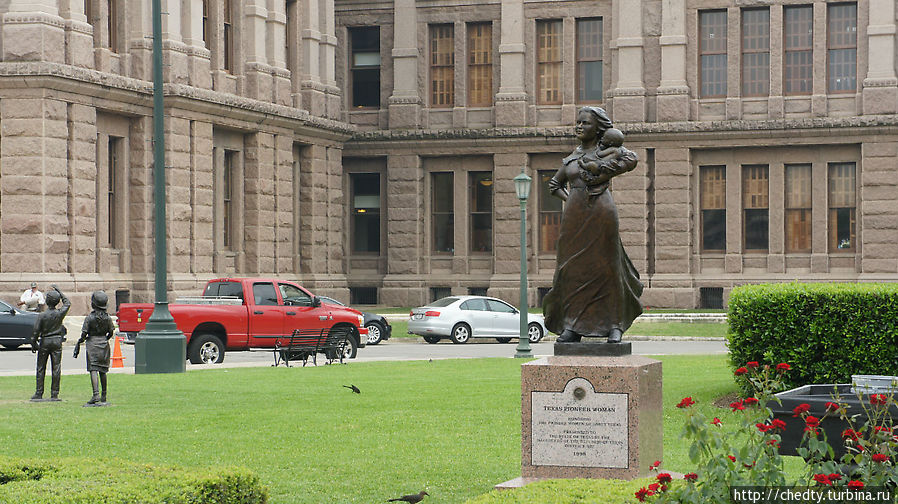 Памятник пионерке перед техаским Капитолием Остин, CША