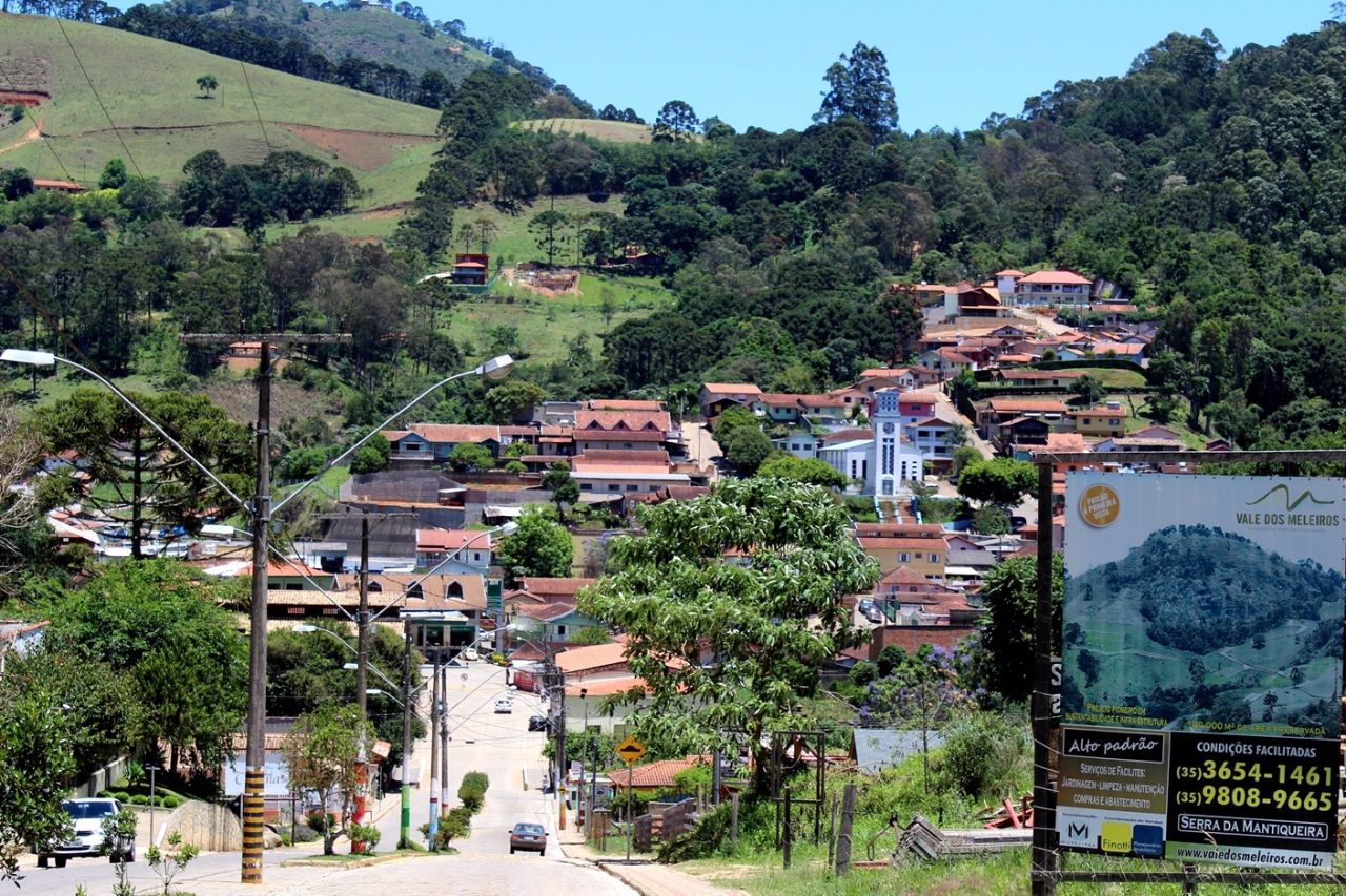 Вид на городок от главного въезда, берём курс на церковь и её окрестные кварталы Гонсалвис, Бразилия