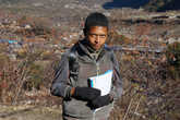 Ученик    школы,   расположенной   высоко   в   горах.