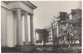 Здесь Парковый пр. выходит на главную площадь города. Вход в сквер им. Кобозева с пл. Ленина. Фото 1950-х из интернета.