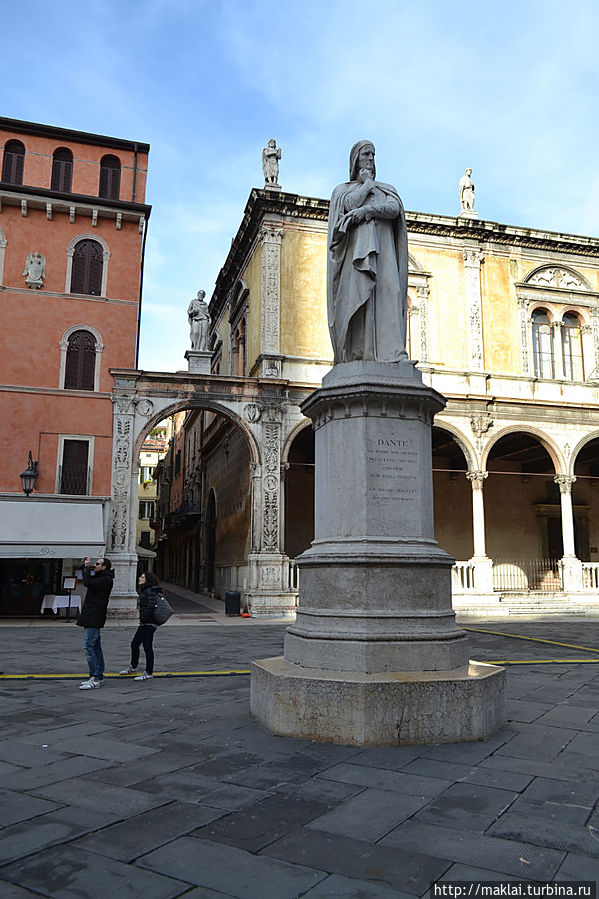 Памятник Данте Алигьери. Верона, Италия