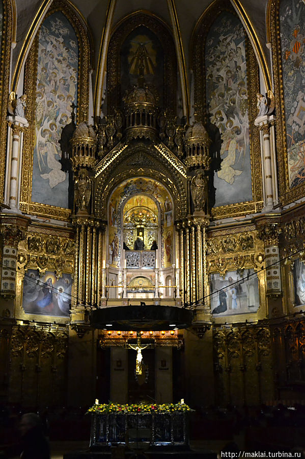 Алтарь базилики высечен из скалы и богато украшен эмалью и серебром. Монастырь Монтсеррат, Испания