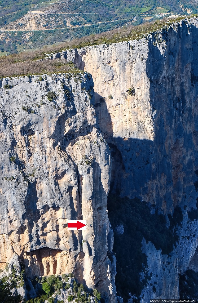 Вот так выглядит «царь природы» на одной из вердонских скал (если конечно вы сможете его там различить). Заповедник Вердон, Франция