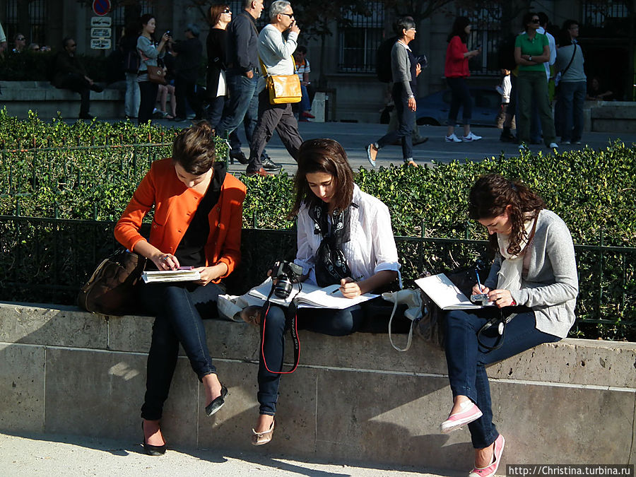 Три девицы под окном  ... правда не совсем под окном, а всего лишь рядом с Собором Парижской Богоматери.

Вот это радость бытия! Жить и учиться в таком прекрасном городе, иметь возможность 