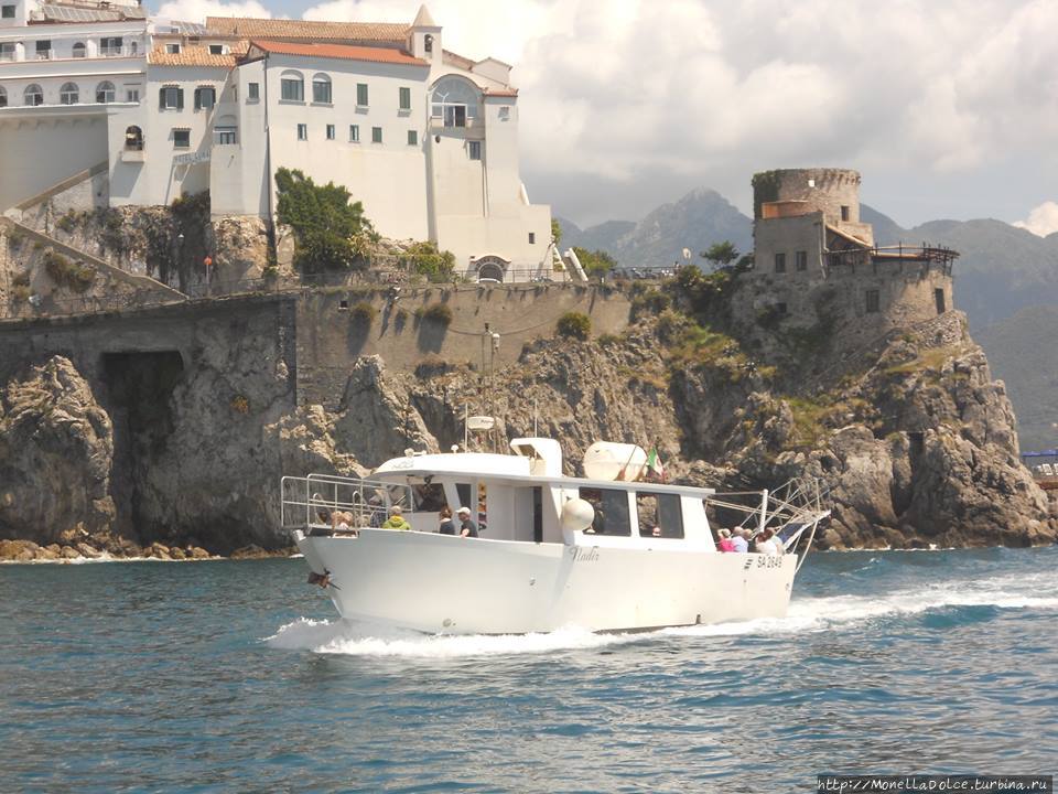 От Positano до Amalfi и Atrani — вид с моря Амальфи, Италия