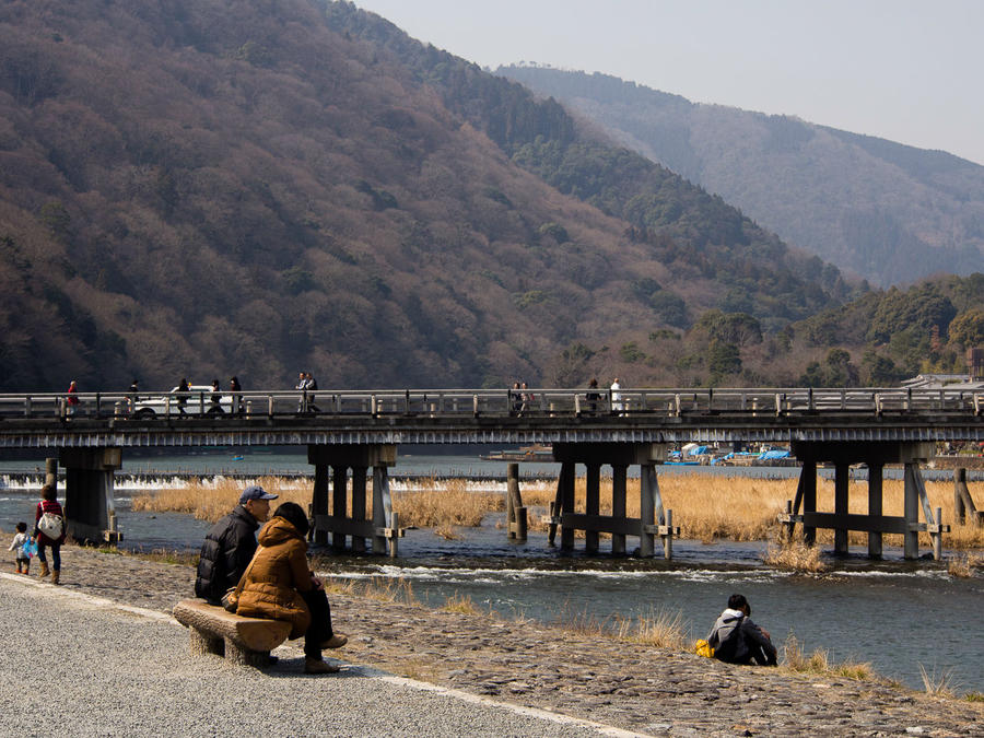 Мост Тогэцукё через реку Кацурагава — сердце района. Снова и снова парочки. Киото, Япония