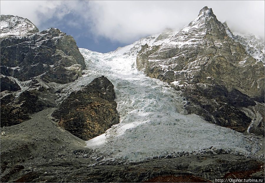 Он словно рекой тянулся в долину, но в какой-то момент встал как вкопанный. Издали нельзя было понять, насколько он велик...