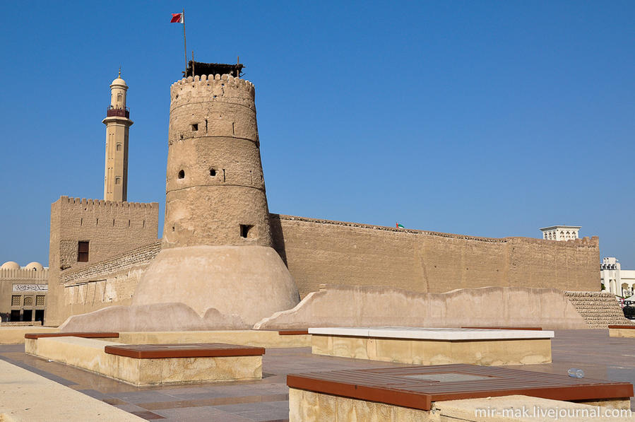После того, как 2 Декабря 1971 года, Дубай перестал быть колонией Великобритании, правящий эмир Дубая, шейх Рашид ибн Саид аль-Мактум, велел отреставрировать к тому времени почти разрушенную крепость и открыть в ней музей.

В 1987 году, из-за угрозы разрушения некоторых участков крепости аль-Фахиди, музей был размещен в подземных помещениях. Дубай, ОАЭ