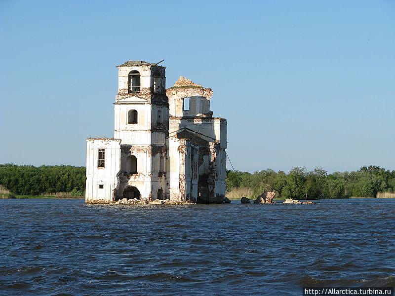 Затопленная церковь Крохинского погоста у истока Шексны.