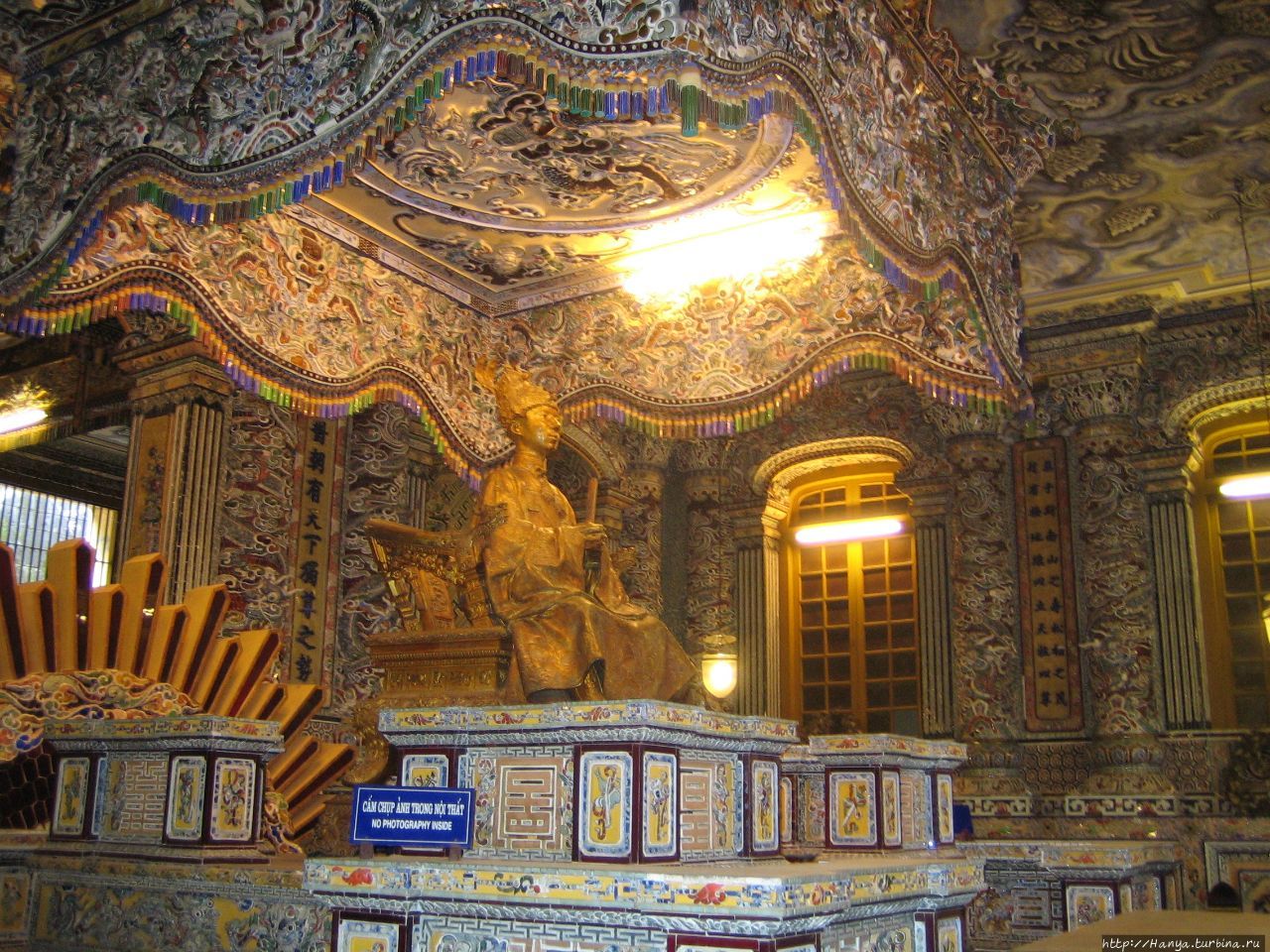 Хюэ. Гробница  императора Кхай Диня. Мозаичные украшения  усыпальницы с бронзовым изваянием императора Кхай Диня Хюэ, Вьетнам