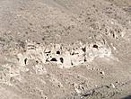 Ущелье Бостанлар. В туфовых скалах этого ущелья первые поселенцы варубали себе жилье, которое использовалось до 20 века.