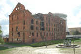 Фонтан на фоне развалин мельницы Гергардта