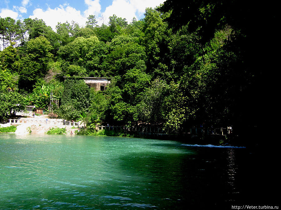 Водопад образует прекрасное озеро с бирюзовым оттенком. Новый Афон, Абхазия