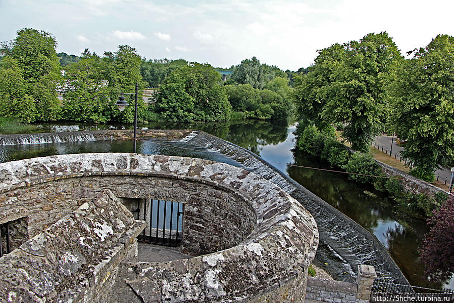 раздвоение реки Шур (Suir) перед замком Кэр, Ирландия