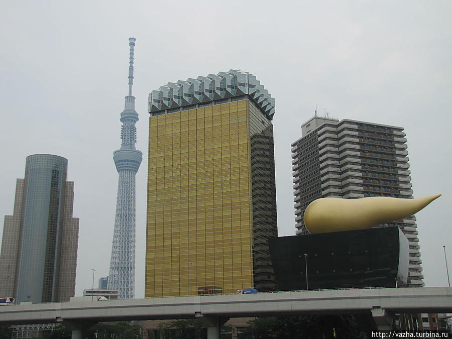 Штаб квартира пивоваренной компании Асахи и небесное дерево Токио. Токио, Япония