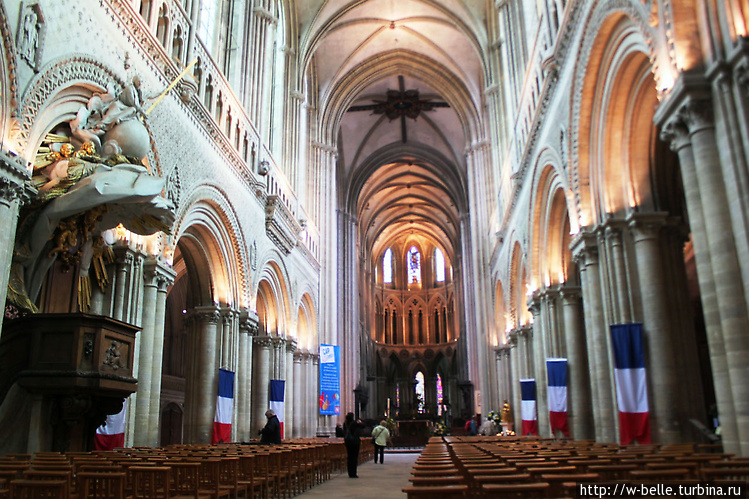 Собор украшен флагами в ч