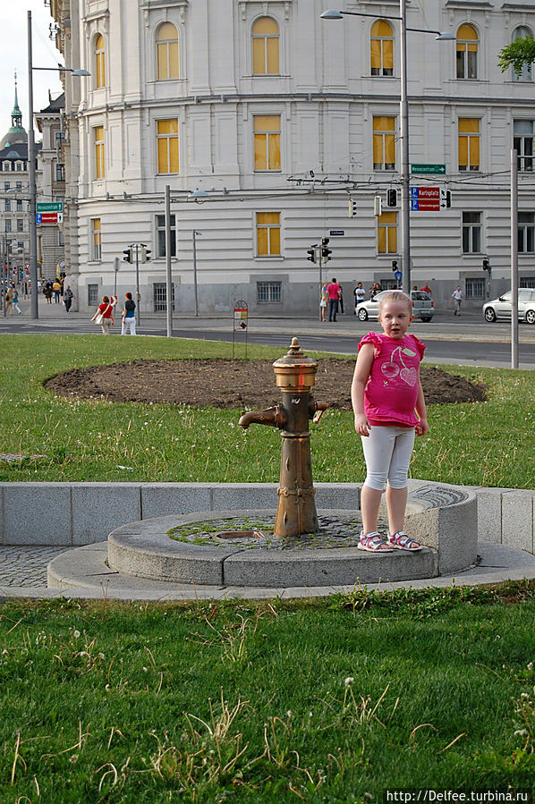 В мае, когда мы посетили Вену, было очень жарко. Местная детвора утоляла жажду водой из колонок. Вена, Австрия