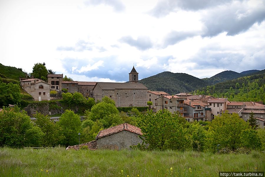 Дорога располагала к созерцанию и неспешному вояжу. Вывернув из-за очередного поворота, посреди дороги, уставившись в нашу сторону, стоял маленький олененок. Скорость была не большой, поэтому ни какого экстренного торможения не требовала, животное, увидев катящуюся в его направлении машину, резко дернулось с места, и по большим каменным валунам взбежало на гору, затерявшись в густом лесу.