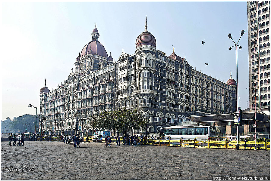 Отель уже в те времена был рассчитан на самых богатых клиентов. В числе первых — были магараджи со всей Индии. На один из банкетов в 1917 году съехалось двести магараджей...
* Мумбаи, Индия